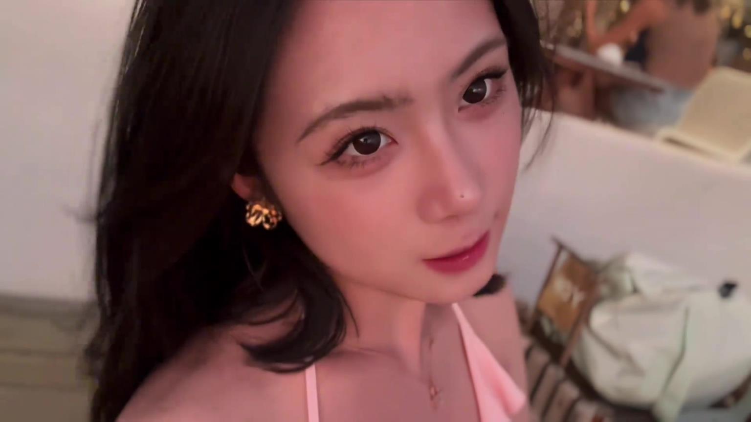 卓識泳裝海邊自拍 精致妝容真漂亮??！