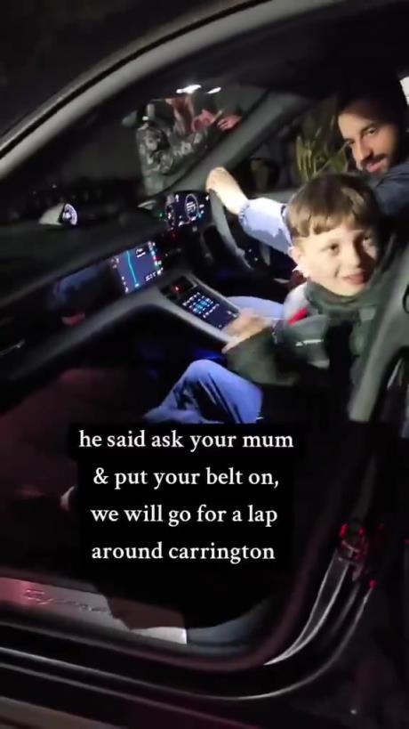 暖心！小球迷說喜歡阿莫林的車，阿莫林直接帶他在卡靈頓繞了一圈