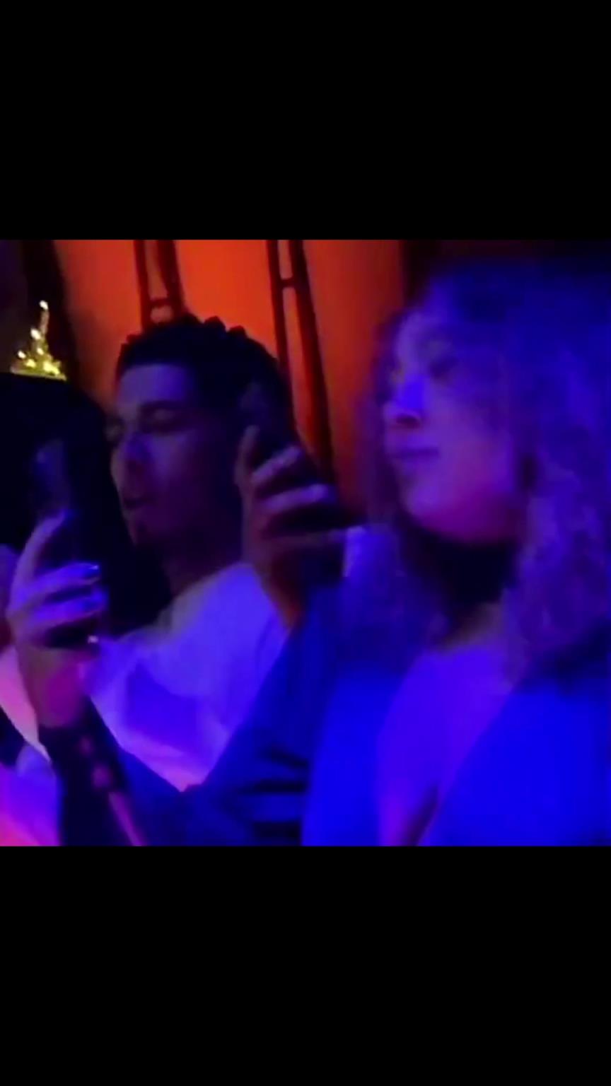 享受假期！貝林厄姆和辣妹在夜店唱歌、跳舞