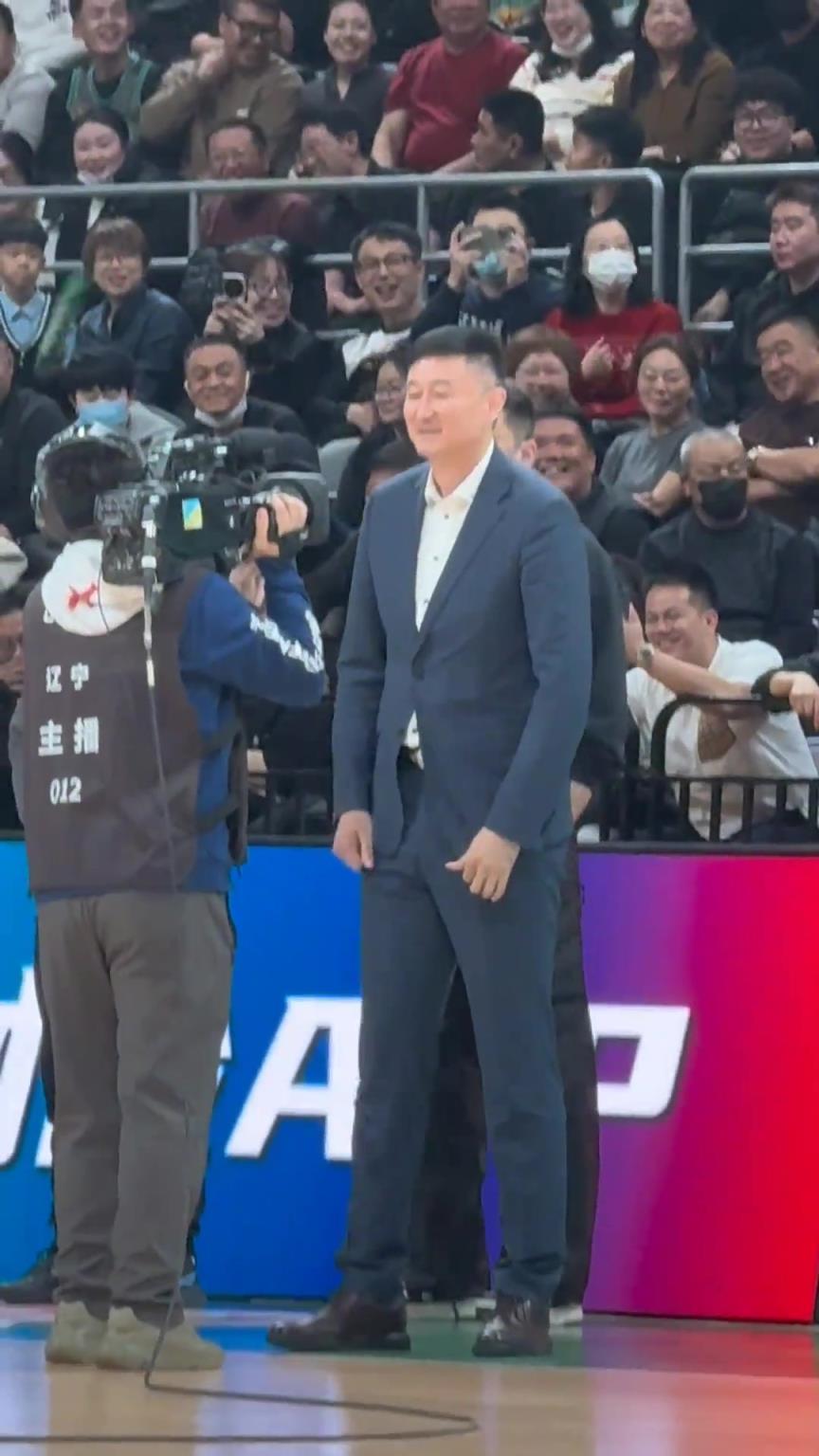 杜鋒指導面對客隊全場觀眾漫罵的聲音，杜導面帶笑容回應觀眾。