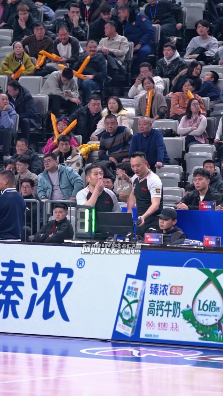 不得不承認(rèn)，他是目前中國(guó)最好的籃球裁判！
