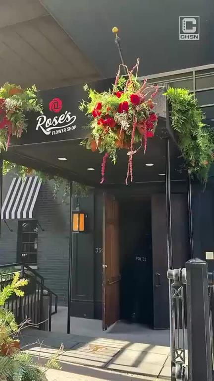 羅斯在芝加哥開了家花店，名字叫“羅斯的花店”，開業(yè)顧客爆滿