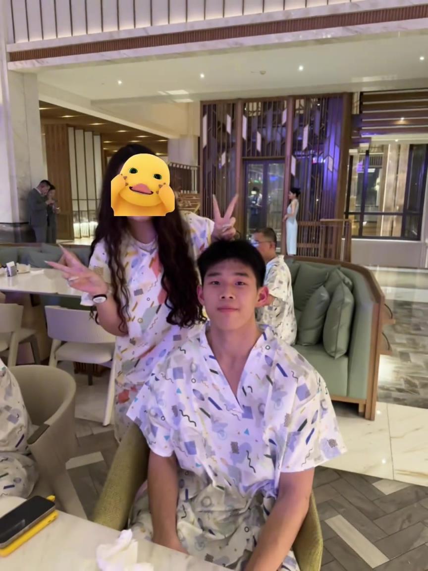 小姐姐曬合影：啊??！在洗浴中心偶遇CBA球員林葳了！