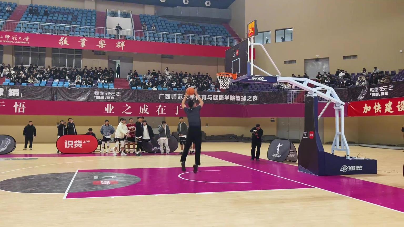 什么！主教練在熱身！