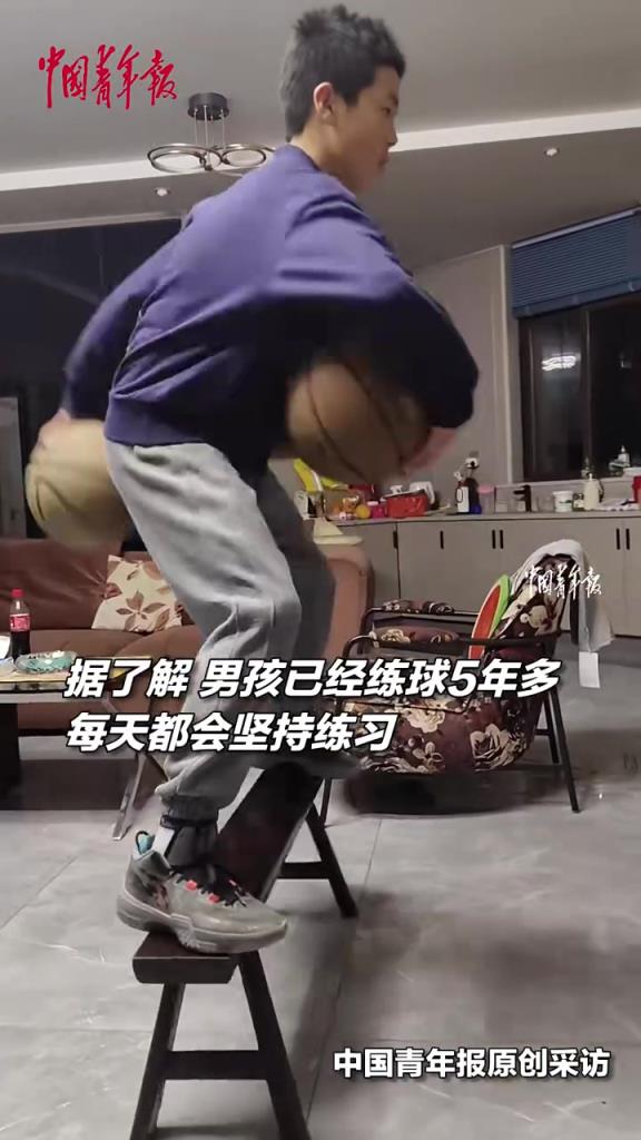 12歲男孩在板凳上練習運球，這是往功夫籃球上練嗎