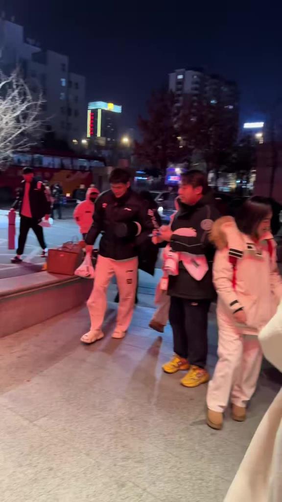 女球迷遇黃榮奇興奮不已：哇塞20分太厲害了吧！男神??！
