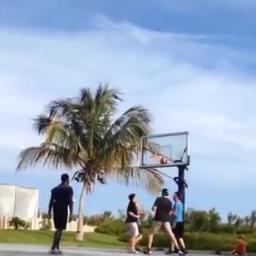 60歲的喬丹在海灘打野球，身材微胖，跳投照樣亂殺