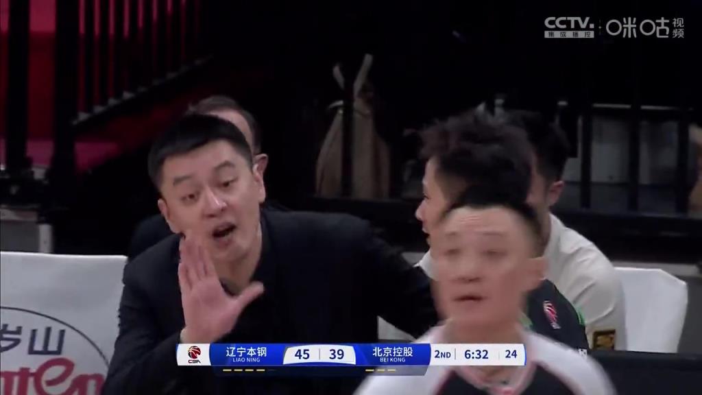 楊鳴與趙繼偉在場邊激烈交流，兩人說啥呢？
