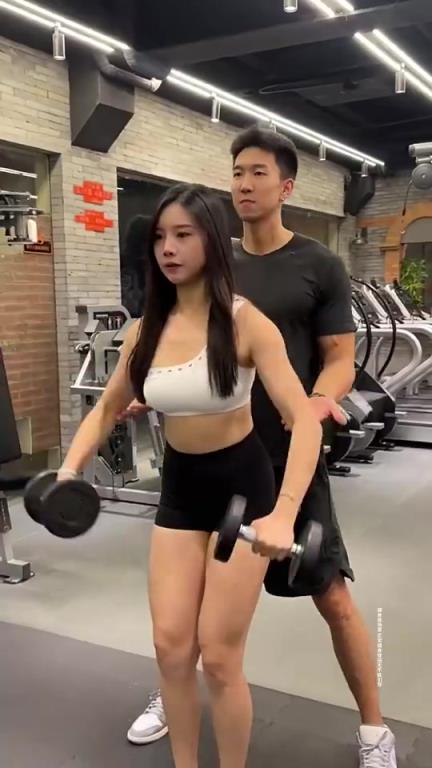 曹巖與美女健身博主合拍短視屏，誰的身材更炸裂？