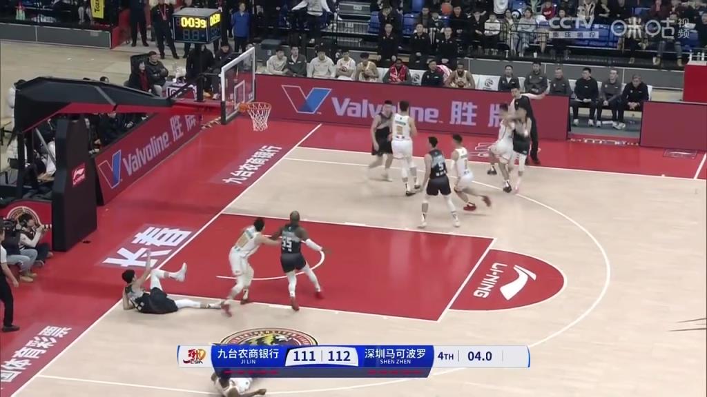 姜市長(zhǎng)！姜偉澤3+1絕殺深圳，隨后做出特雷-楊招牌動(dòng)作慶祝！