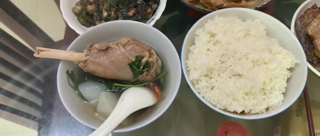 好豐盛??！戰(zhàn)神劉玉棟曬美食：過(guò)年了，吃點(diǎn)好的！