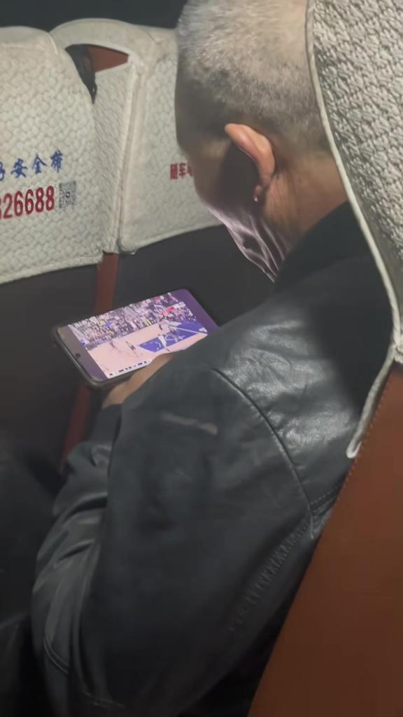 原來熱愛不會隨年齡而改變！坐車遇到一位手機(jī)看NBA的老爺爺