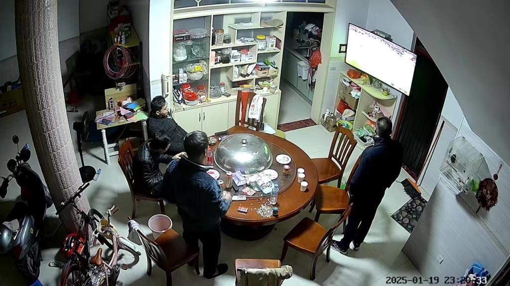 賺麻了！看見三笘薫進球瞬間，幾個大男人都跳起來了