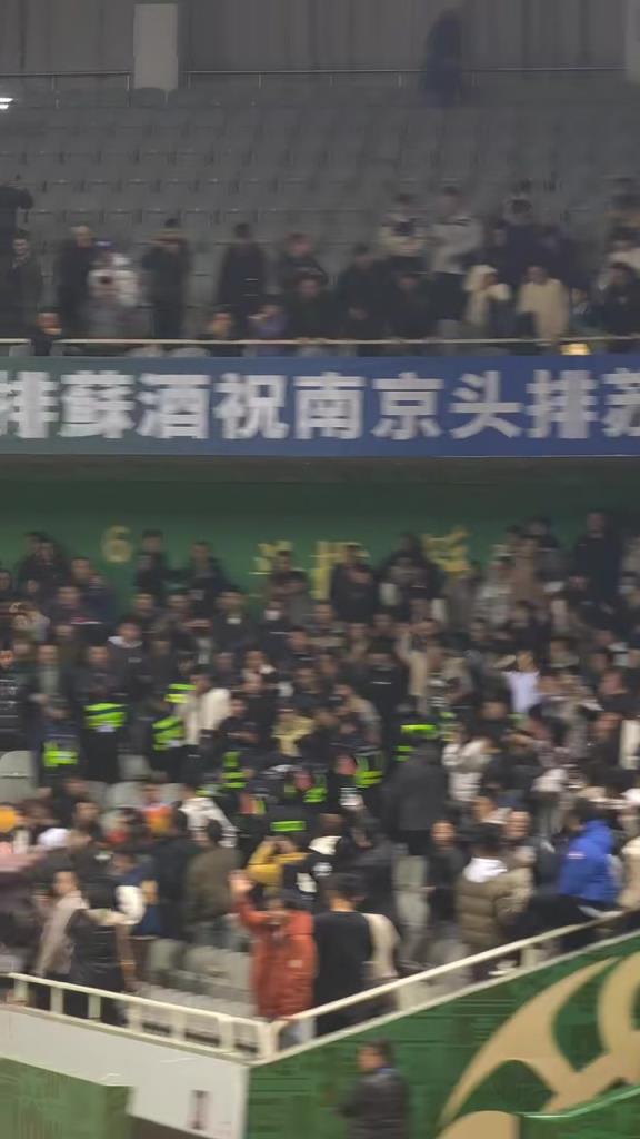 這什么情況？？廣東vs同曦賽后同曦球迷要求廣東球迷道歉