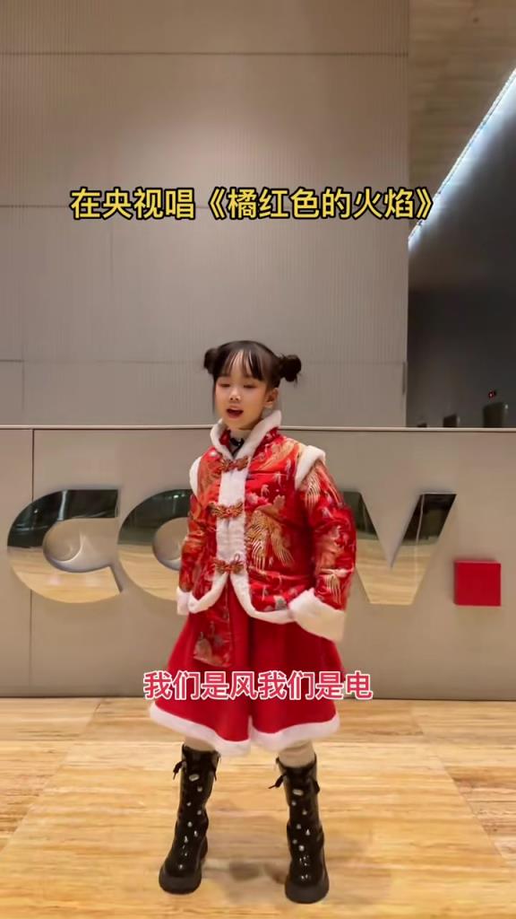 騙你生女兒系列！這位“小孩姐”泰山隊隊歌唱的真不錯