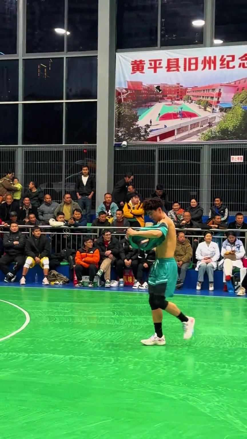 不是哥們，比賽打著打著怎么和球衣打起來了？