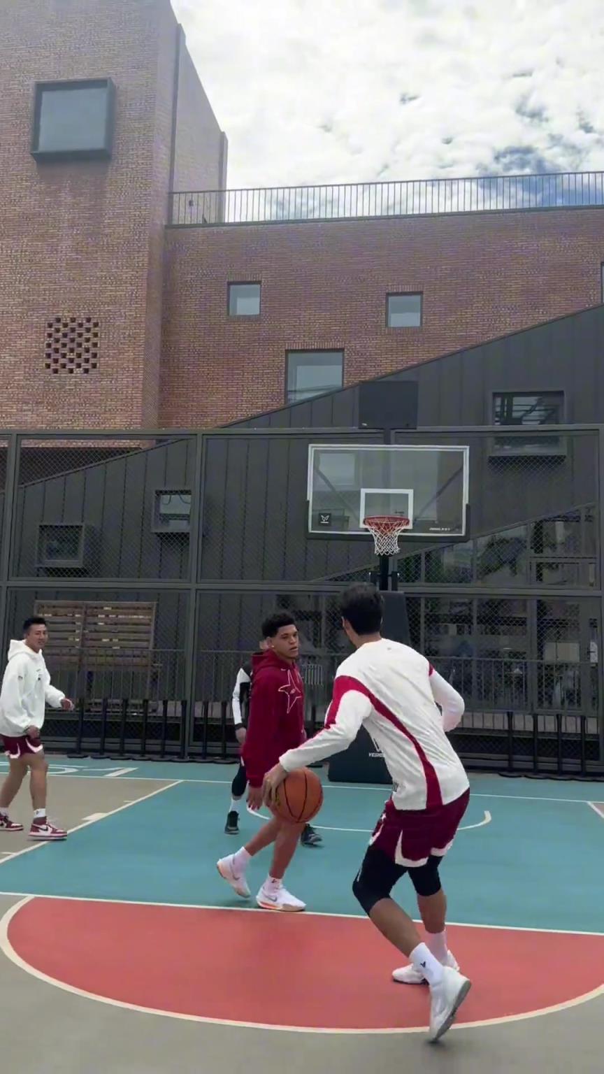 這球怎么樣？當(dāng)年沒(méi)受傷，妥妥的NBA歷史前三