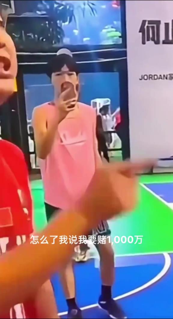 大叔球場(chǎng)不比球，比“存款”