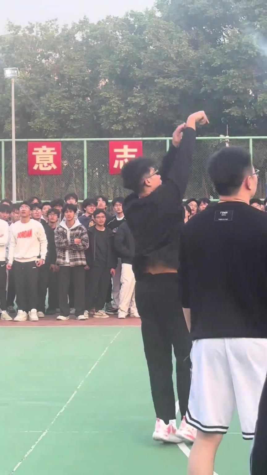 最后被保安背刺了！