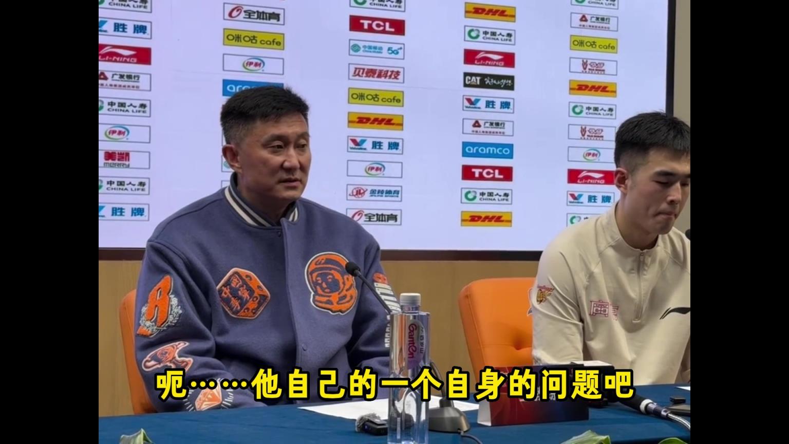 吉倫沃特為何只打了6分鐘？杜鋒：他自身的問題，所以下半場(chǎng)沒打