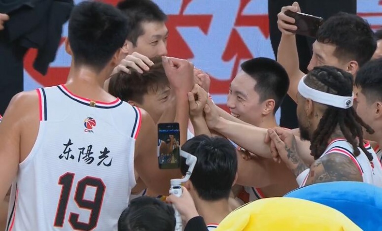 還是那個(gè)味兒！淚目賽后廣東隊(duì)將舊將趙睿圍在中間碰拳