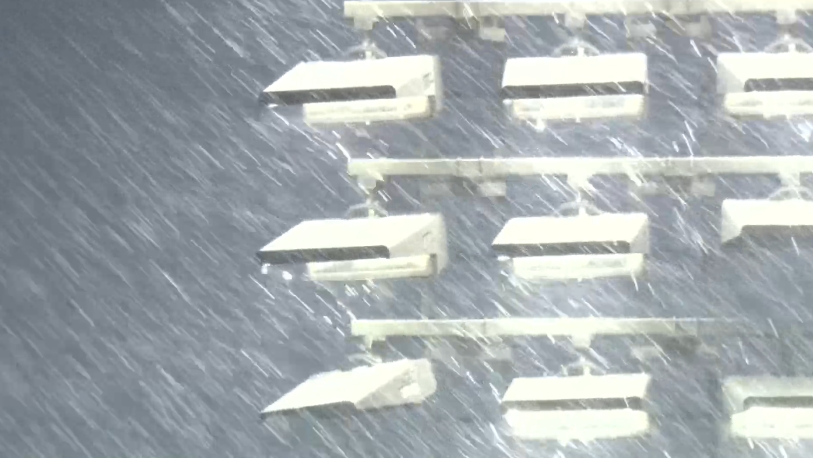 暴雨?青島西海岸主場瓢潑大雨形成水幕，場地積水明顯